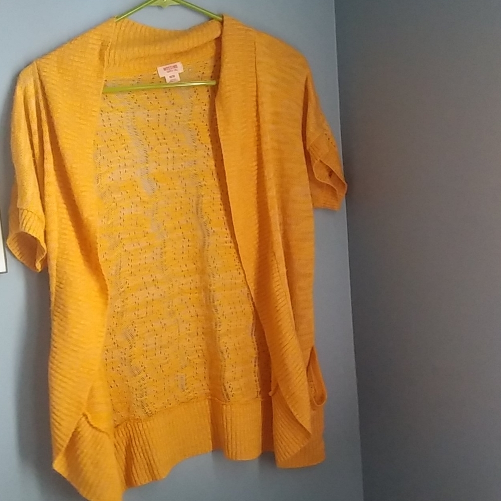 Yellow short sleeve wrap